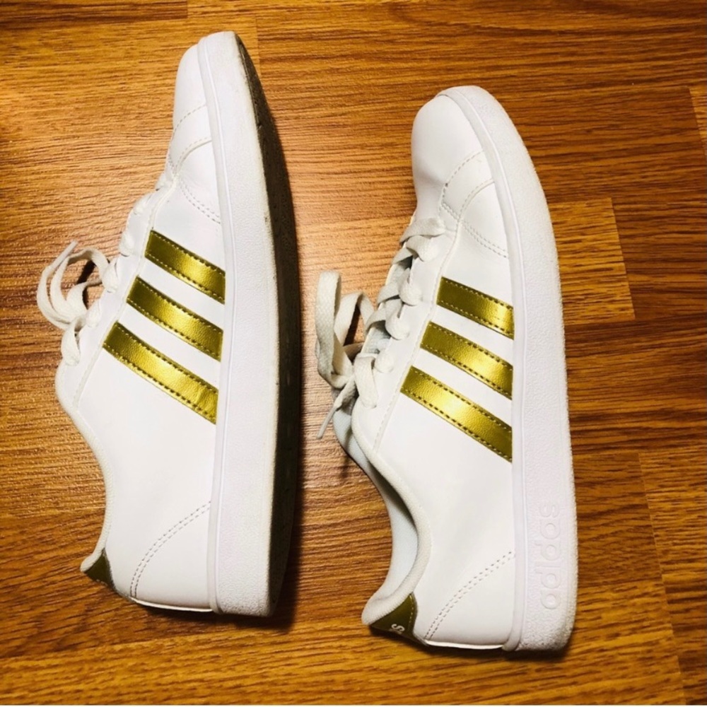Adidas Cloudfoam Sneakers Size 7 (Gold Stripes)